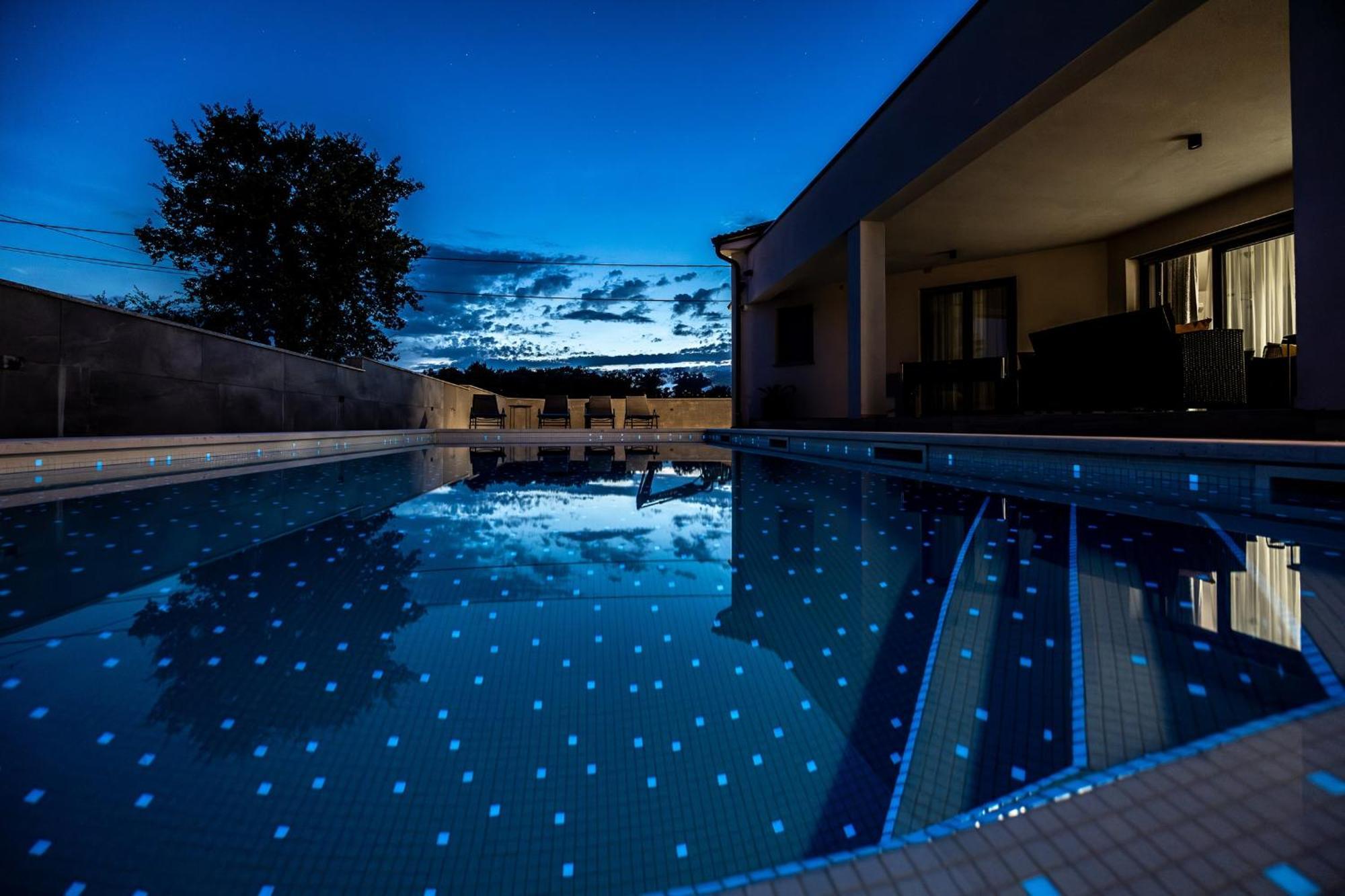 Villa Speranza With Illuminated Pool Пула Экстерьер фото